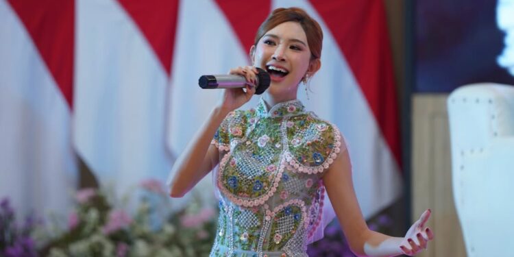 SAPA FANS: Icha Yang tampil di acara Jember Meraih Mimpi yang diselenggarakan Pemkab Jember, Jawa Timur. (Foto: Dok./Icha Yang)