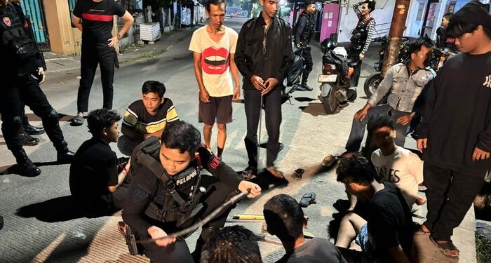 Dua Pemuda di Bekasi Ditangkap Saat Diduga Hendak Tawuran, Polisi Sita Sejumlah Senjata Tajam