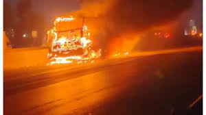 Bus PO Shantika Terbakar di Tol Jakarta-Cikampek, Diduga Berawal dari Ban Pecah 2 Bus PO Shantika Terbakar di Tol Jakarta-Cikampek, Diduga Berawal dari Ban Pecah