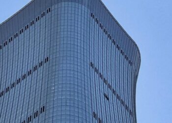 Pesawat Ringan Tabrak Gedung Tertinggi Beijing, Pilot Tewas dan 13 Orang Terluka