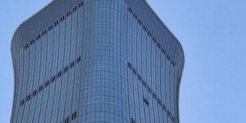 Pesawat Ringan Tabrak Gedung Tertinggi Beijing, Pilot Tewas dan 13 Orang Terluka