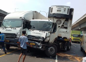 Tiga Truk Terlibat Kecelakaan di Tol Jakarta-Cikampek, Arus Lalu Lintas Sempat Tersendat 2 Tiga Truk Terlibat Kecelakaan di Tol Jakarta-Cikampek, Arus Lalu Lintas Sempat Tersendat