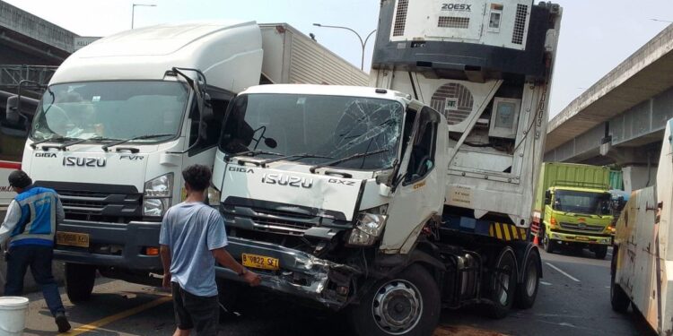 Tiga Truk Terlibat Kecelakaan di Tol Jakarta-Cikampek, Arus Lalu Lintas Sempat Tersendat 1 Tiga Truk Terlibat Kecelakaan di Tol Jakarta-Cikampek, Arus Lalu Lintas Sempat Tersendat