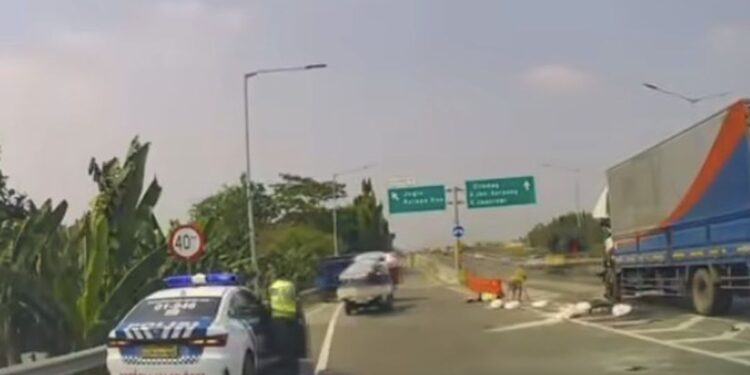 Sopir Wingbox Ngaku Mengantuk, Polisi Tetapkan Tersangka Kasus Kecelakaan Maut di Tol JORR 1 Sopir Wingbox Ngaku Mengantuk, Polisi Tetapkan Tersangka Kasus Kecelakaan Maut di Tol JORR