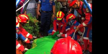Damkar Jaktim Bantu Pemakaman Warga Berbobot 250 Kg, Proses Evakuasi Gunakan Tali dan Peralatan Khusus