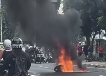 Motor Yamaha R15 Terbakar di Pasar Minggu Usai Hindari Mobil yang Rem Mendadak