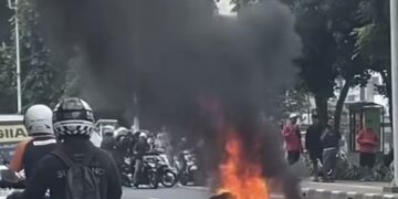 Motor Yamaha R15 Terbakar di Pasar Minggu Usai Hindari Mobil yang Rem Mendadak