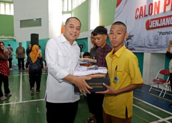 Pemkot Surabaya Salurkan Bantuan Pendidikan untuk 7.380 Siswa SMA/SMK/MA