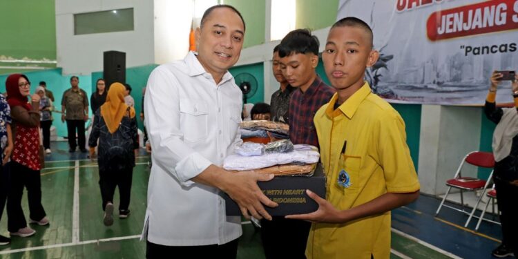 Pemkot Surabaya Salurkan Bantuan Pendidikan untuk 7.380 Siswa SMA/SMK/MA 1 Pemkot Surabaya Salurkan Bantuan Pendidikan untuk 7.380 Siswa SMA/SMK/MA