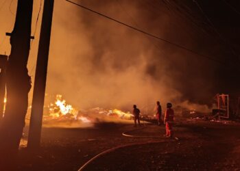 Mobil Damkar Terjebak Macet, Pemadaman Kebakaran Puluhan Rumah dan Lapak Kayu di Bekasi Berlangsung Dramatis