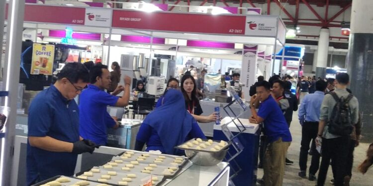 FHI 2026 Diikuti 500 Pelaku Industri Dari 32 Negara 1 PAMERAN TAHUNAN: Para pelaku industri mengikuti Food & Hospitality Indonesia (FHI) 2026 di Jakarta International Expo (JIExpo), Kemayoran, Jakarta Pusat pada Selasa (21/7/2026). Pameran dagang internasional business-to-business (B2B) itu berlangsung hingga 24 Juli 2026. (FOTO: WAYTRI/KORANINDOPOS.COM)