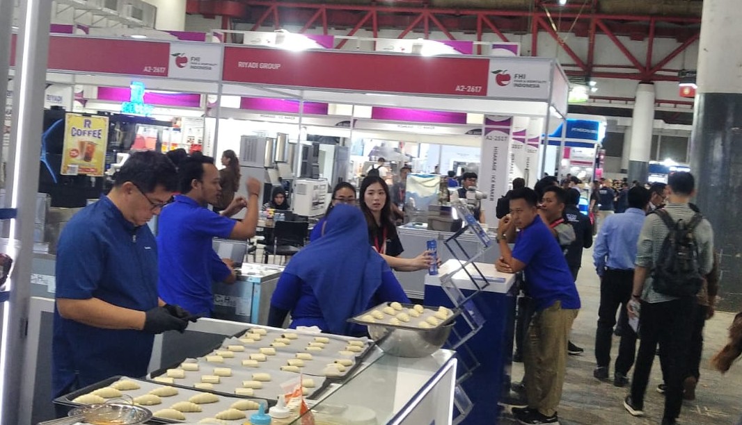 PAMERAN TAHUNAN: Para pelaku industri mengikuti Food & Hospitality Indonesia (FHI) 2026 di Jakarta International Expo (JIExpo), Kemayoran, Jakarta Pusat pada Selasa (21/7/2026). Pameran dagang internasional business-to-business (B2B) itu berlangsung hingga 24 Juli 2026. (FOTO: WAYTRI/KORANINDOPOS.COM)