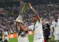 ANGKAT TROFI: Para pemain Aston Villa FC merayakan keberhasilan mereka mengangkat trofi juara usai memenangkan final UEFA Europa League. (Foto: (c) AP Photo/Francisco Seco)