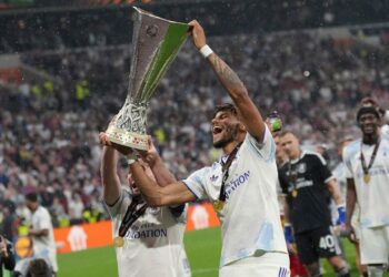 ANGKAT TROFI: Para pemain Aston Villa FC merayakan keberhasilan mereka mengangkat trofi juara usai memenangkan final UEFA Europa League. (Foto: (c) AP Photo/Francisco Seco)