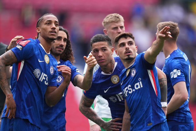 Chelsea Kena Denda Rp 220 Miliar Dari FA 2 SANKSI BERAT: Skuad Chelsea usai laga versus Leeds United di semifinal FA Cup 2025/2026 pada Minggu (26/4/2026). (Foto: (c) AP Photo/Alastair Grant)