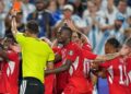 POLEMIK VAR: Wasit Joao Pinheiro dari Portugal memberikan kartu merah kepada pemain Swiss Breel Embolo (kiri) dalam laga perempat final Piala Dunia 2026 antara Argentina vs Swiss di Kansas City, Missouri pada Sabtu (11/7/2026). (Foto: (c) AP Photo/Ed Zurga)