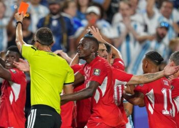 POLEMIK VAR: Wasit Joao Pinheiro dari Portugal memberikan kartu merah kepada pemain Swiss Breel Embolo (kiri) dalam laga perempat final Piala Dunia 2026 antara Argentina vs Swiss di Kansas City, Missouri pada Sabtu (11/7/2026). (Foto: (c) AP Photo/Ed Zurga)