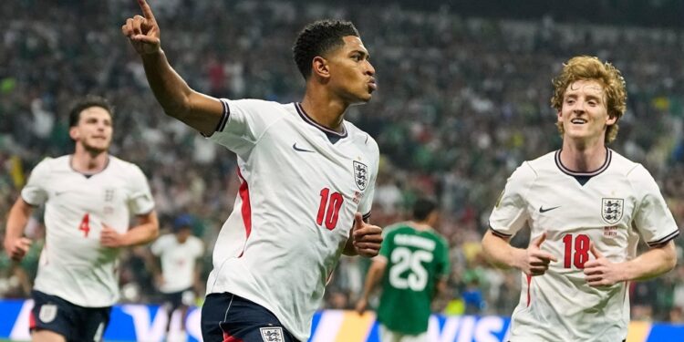 AKSI SELEBRASI: Timnas Inggris merayakan gol Jude Bellingham ke gawang Meksiko di 16 Besar Piala Dunia 2026 pada Senin (6/7/2026). (Foto: (c) AP Photo/Natacha Pisarenko)