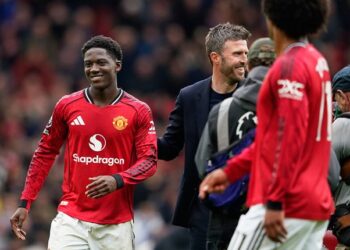 PERKUAT TIM: Gelandang Manchester United, Kobbie Mainoo, dan pelatih Michael Carrick usai laga melawan Liverpool di Old Trafford pada 3 Mei 2026. (Foto: (c) AP Photo/Dave Thompson)