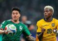 TANPA BALAS: Pemain Ekuador Nilson Angulo dan pemain Meksiko Jorge Sanchez berebut bola dalam pertandingan babak 32 besar Piala Dunia 2026 pada Rabu (1/7/2026). (Foto: (c) AP Photo/Natacha Pisarenko)