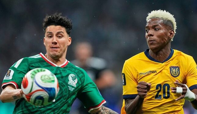 TANPA BALAS: Pemain Ekuador Nilson Angulo dan pemain Meksiko Jorge Sanchez berebut bola dalam pertandingan babak 32 besar Piala Dunia 2026 pada Rabu (1/7/2026). (Foto: (c) AP Photo/Natacha Pisarenko)