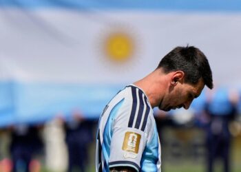 GAGAL JUARA: Lionel Messi tertunduk lesu usai Timnas Argentina kebobolan di final Piala Dunia 2026. (Foto: (c) AP Photo/Ashley Landis)