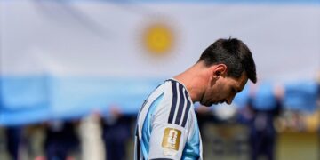 GAGAL JUARA: Lionel Messi tertunduk lesu usai Timnas Argentina kebobolan di final Piala Dunia 2026. (Foto: (c) AP Photo/Ashley Landis)