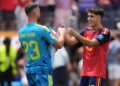 Publik Akui Kualitas Pau Cubarsi Pasca Tampil di Piala Dunia 2026 8 UNJUK KUALITAS: Kiper Spanyol Unai Simon (kiri) merayakan kemenangan bersama Pau Cubarsi (kanan) setelah laga babak 32 besar Piala Dunia 2026 antara Spanyol vs Austria di Inglewood, California, dekat Los Angeles, pada Kamis (2/7/2026). (Foto: (c) AP Photo/Jae C. Hong)