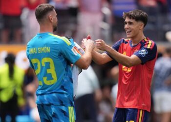 UNJUK KUALITAS: Kiper Spanyol Unai Simon (kiri) merayakan kemenangan bersama Pau Cubarsi (kanan) setelah laga babak 32 besar Piala Dunia 2026 antara Spanyol vs Austria di Inglewood, California, dekat Los Angeles, pada Kamis (2/7/2026). (Foto: (c) AP Photo/Jae C. Hong)