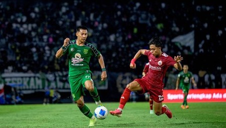 Kekalahan Persija Menyisakan Catatan Bagi Shin Tae-yong 2 LAGA SENGIT: Aksi Malik Risaldi pada laga Persebaya lawan Persija di Piala Presiden 2026. (Foto: (c) Dok. Persebaya)