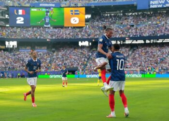 MODAL BESAR: Pemain Prancis Kylian Mbappe (10) merayakan gol bersama Michael Olise (11) dalam laga babak 32 besar Piala Dunia 2026 antara Prancis vs Swedia di East Rutherford, New Jersey, dekat New York pada Selasa (30/6/2026). (Foto Ilustrasi: (c) AP Photo/Pamela Smith)