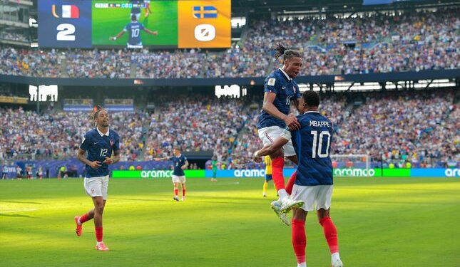 MODAL BESAR: Pemain Prancis Kylian Mbappe (10) merayakan gol bersama Michael Olise (11) dalam laga babak 32 besar Piala Dunia 2026 antara Prancis vs Swedia di East Rutherford, New Jersey, dekat New York pada Selasa (30/6/2026). (Foto Ilustrasi: (c) AP Photo/Pamela Smith)