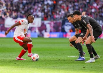 PEMAIN INCARAN: Pemain RB Leipzig, Yan Diomande (kiri), menghadapi pemain Borussia M?nchengladbach, Haris Tabakovic dan Kevin Diks, dalam pertandingan Bundesliga pada Sabtu (11/4/2026). (Foto: (c) Jan Woitas/dpa via AP)
