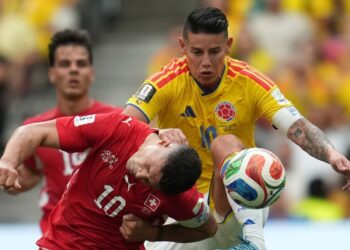 DUEL SENGIT: Granit Xhaka menghalau bola dari kaki James Rodriguez di laga Swiss vs Kolombia pada Rabu (8/7/2026). (Foto: (c) AP Photo/Abbie Parr)