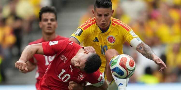 DUEL SENGIT: Granit Xhaka menghalau bola dari kaki James Rodriguez di laga Swiss vs Kolombia pada Rabu (8/7/2026). (Foto: (c) AP Photo/Abbie Parr)