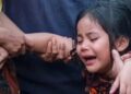 TUNTUT KEADILAN: Bocah perempuan ini menangisi jasad ayahnya yang meninggal akibat diduga dihakimi massa setelah tertangkap mencuri seekor ayam di Juwuk Legi, Desa Batunya, Kecamatan Baturiti, Kabupaten Tabanan, Bali pada Jumat (24/7/2026). (Foto: Tangkapan layar)