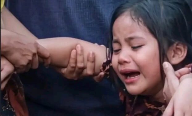 TUNTUT KEADILAN: Bocah perempuan ini menangisi jasad ayahnya yang meninggal akibat diduga dihakimi massa setelah tertangkap mencuri seekor ayam di Juwuk Legi, Desa Batunya, Kecamatan Baturiti, Kabupaten Tabanan, Bali pada Jumat (24/7/2026). (Foto: Tangkapan layar)