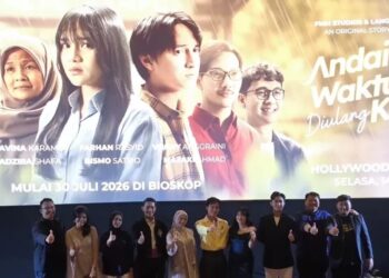 MENGADUK EMOSI: Para aktor dan aktris drama berjudul Andai Waktu Bisa Diulang Kembali ditampilkan dalam konferensi pers di Hollywood XXI, Gatot Subroto, Jakarta Selatan pada Selasa (14/7/2026). Film tersebut akan tayang serentak di bioskop pada 30 Juli 2026. (FOTO: HARIS RISNANDAR/KORANINDOPOS.COM)