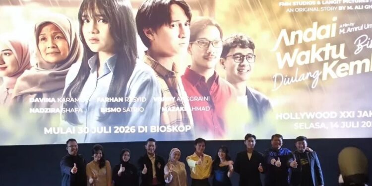 MENGADUK EMOSI: Para aktor dan aktris drama berjudul Andai Waktu Bisa Diulang Kembali ditampilkan dalam konferensi pers di Hollywood XXI, Gatot Subroto, Jakarta Selatan pada Selasa (14/7/2026). Film tersebut akan tayang serentak di bioskop pada 30 Juli 2026. (FOTO: HARIS RISNANDAR/KORANINDOPOS.COM)