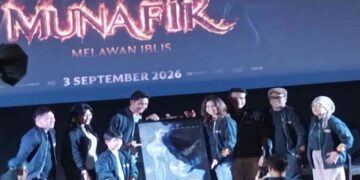GENRE HOROR: Para aktor dan aktris "Munafik: Melawan Iblis" meluncurkan poster perdana mereka dalam acara peluncuran di TangCity Mall XXI, Kota Tagerang, Banten pada Jumat (17/7/2026). (FOTO: HARIS SUNANDAR/KORANINDOPOS.COM)