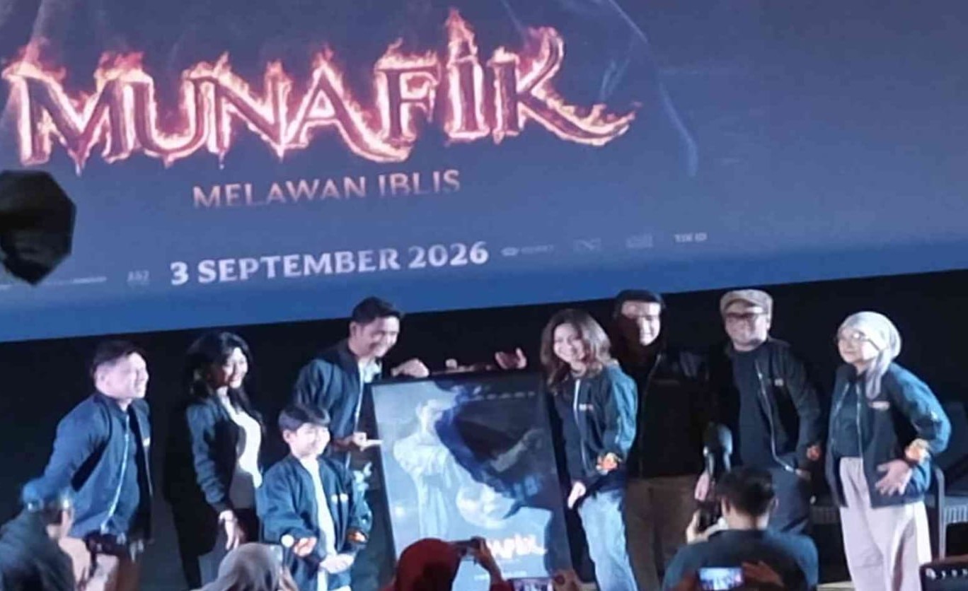 GENRE HOROR: Para aktor dan aktris "Munafik: Melawan Iblis" meluncurkan poster perdana mereka dalam acara peluncuran di TangCity Mall XXI, Kota Tagerang, Banten pada Jumat (17/7/2026). (FOTO: HARIS SUNANDAR/KORANINDOPOS.COM)