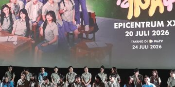 SERIAL REMAJA: Para pemeran di serial 12 IPA 4 ditampilkan saat press screening dan konferensi pers yang digelar di Epicentrum XXI, Jakarta Selatan pada Senin (20/7/2026). Serial tersebut akan tayang mulai 24 Juli 2026.  (FOTO: HARIS SUNANDAR/KORANINDOPOS.COM)