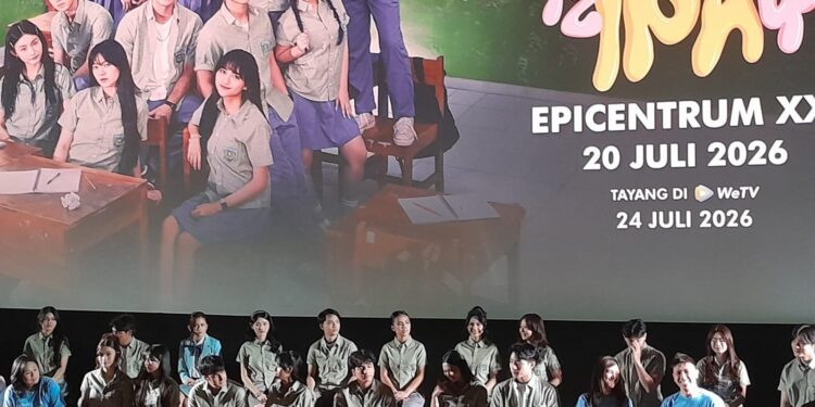12 IPA 4 Serial Penuh Warna Masa Remaja Tayang 24 Juli 2026 1 SERIAL REMAJA: Para pemeran di serial 12 IPA 4 ditampilkan saat press screening dan konferensi pers yang digelar di Epicentrum XXI, Jakarta Selatan pada Senin (20/7/2026). Serial tersebut akan tayang mulai 24 Juli 2026. (FOTO: HARIS SUNANDAR/KORANINDOPOS.COM)
