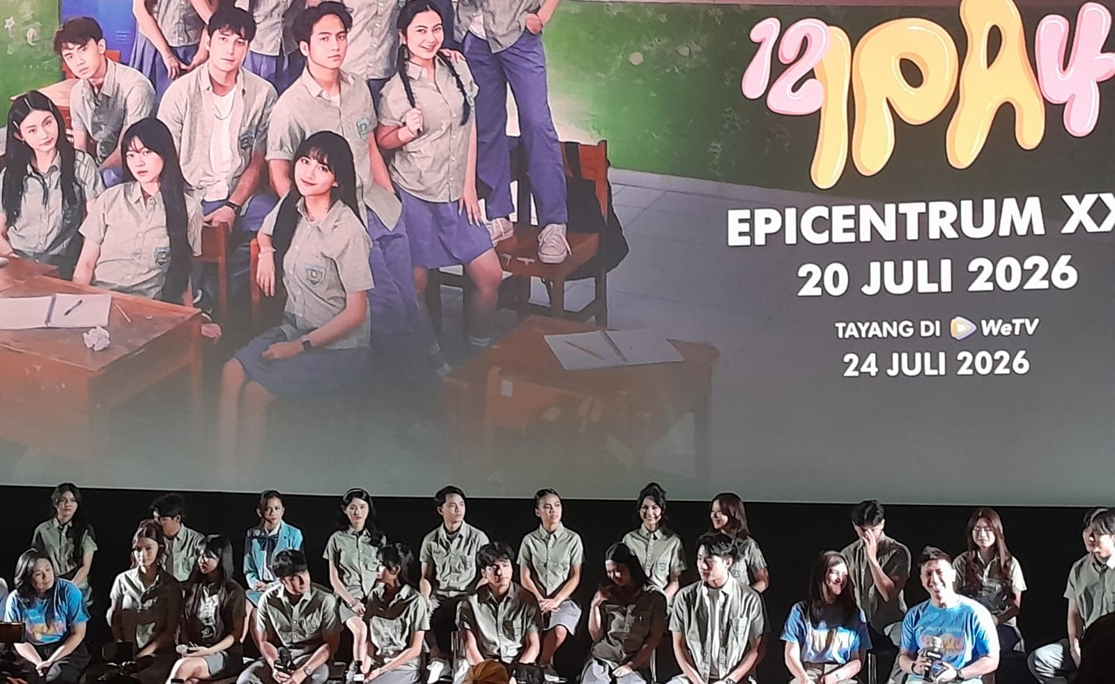 SERIAL REMAJA: Para pemeran di serial 12 IPA 4 ditampilkan saat press screening dan konferensi pers yang digelar di Epicentrum XXI, Jakarta Selatan pada Senin (20/7/2026). Serial tersebut akan tayang mulai 24 Juli 2026.  (FOTO: HARIS SUNANDAR/KORANINDOPOS.COM)