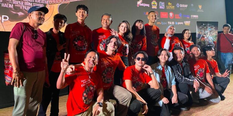 Totalitas Tanpa Batas Ari Irham di Film 'Takkan Kubiarkan Kau Menangis', Rela Masuk Studio Rekaman Demi Jadi Anak Band 1 Totalitas Tanpa Batas Ari Irham di Film ‘Takkan Kubiarkan Kau Menangis’, Rela Masuk Studio Rekaman Demi Jadi Anak Band 