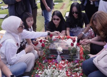 Ziarah Jelang Tayang Film Lastri, Keluarga dan Pemain Kenang Dedikasi Gary Iskak