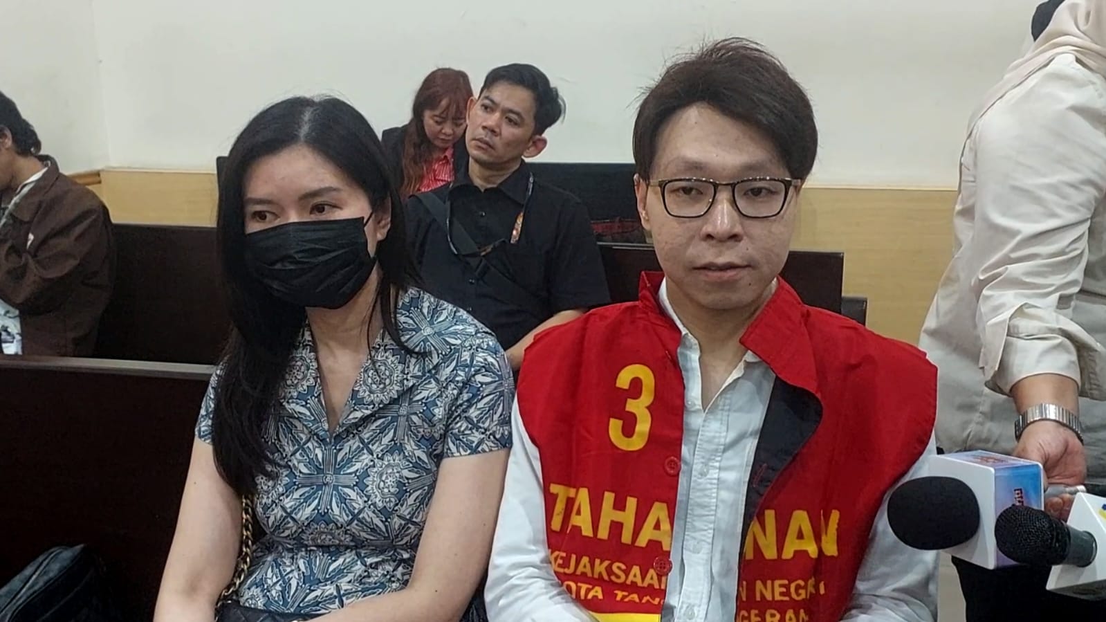 Saksi Tak Hadir, Sidang Kasus Dokter Richard Lee Ditunda Pekan Depan 2 Saksi Tak Hadir, Sidang Kasus Dokter Richard Lee Ditunda Pekan Depan