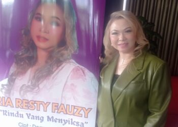 Setelah Dua Dekade Tak Rilis Lagu, Ria Resty Fauzy Kembali Bernyanyi Lewat “Rindu yang Menyiksa” 3 Setelah Dua Dekade Tak Rilis Lagu, Ria Resty Fauzy Kembali Bernyanyi Lewat “Rindu yang Menyiksa”