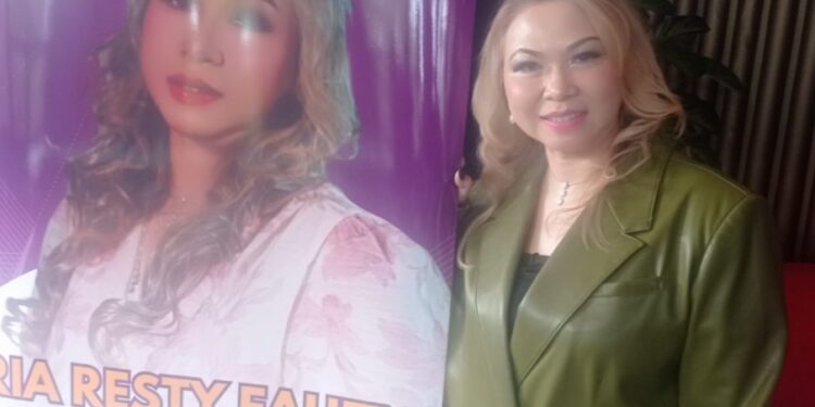 Setelah Dua Dekade Tak Rilis Lagu, Ria Resty Fauzy Kembali Bernyanyi Lewat “Rindu yang Menyiksa” 1 Setelah Dua Dekade Tak Rilis Lagu, Ria Resty Fauzy Kembali Bernyanyi Lewat “Rindu yang Menyiksa”