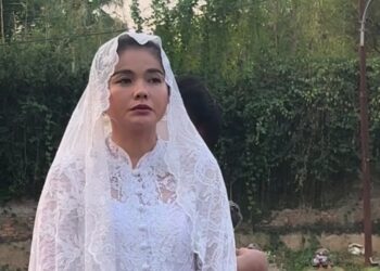 Anniversary Tanpa Epy Kusnandar, Karina Ranau Datangi Makam Dengan Menggunakan Baju Pengantin